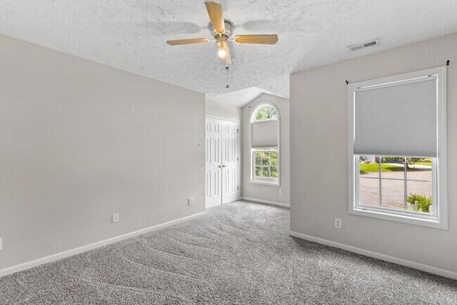 Building Photo - 3 Bedroom/2.5 Bath Home
