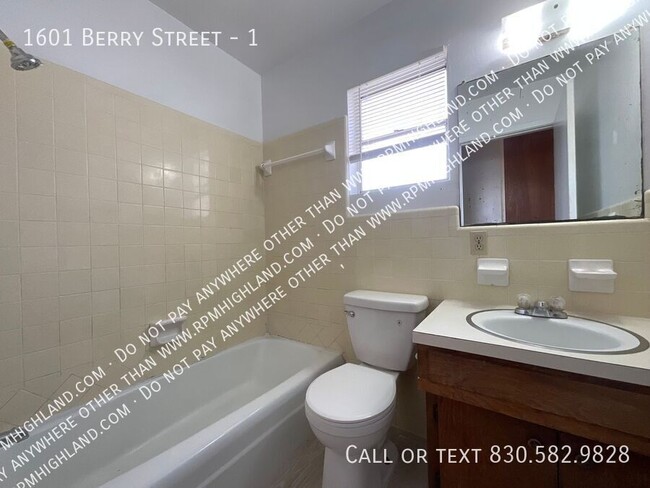 Building Photo - **AVAILABLE NOW** SPACIOUS 1 BED 1 BATH IN...