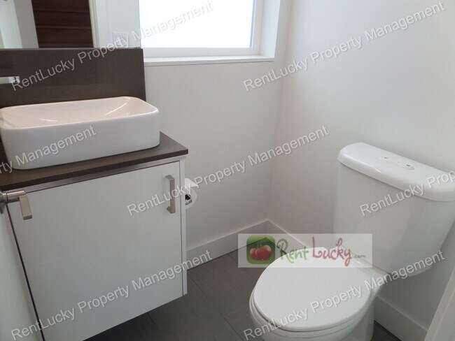 Building Photo - Spectacular VIEW 2 Bedroom+Den Townhome, Zoned For Residential & Commercial Use! Live and Work in...