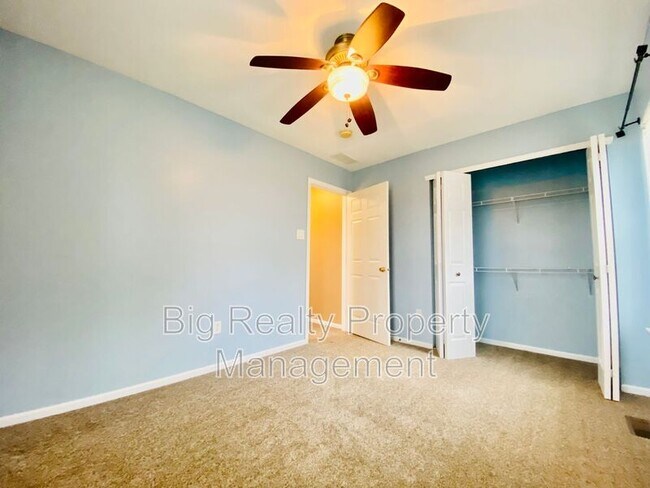 Building Photo - 475 Stoneglen St