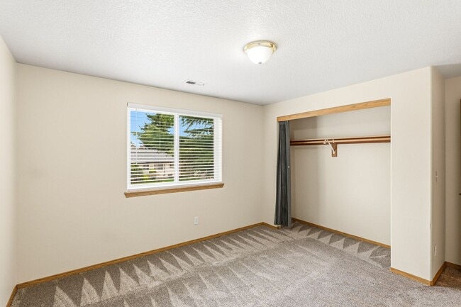 Building Photo - 3 Bedroom Home Near Woodstock Neighborhood