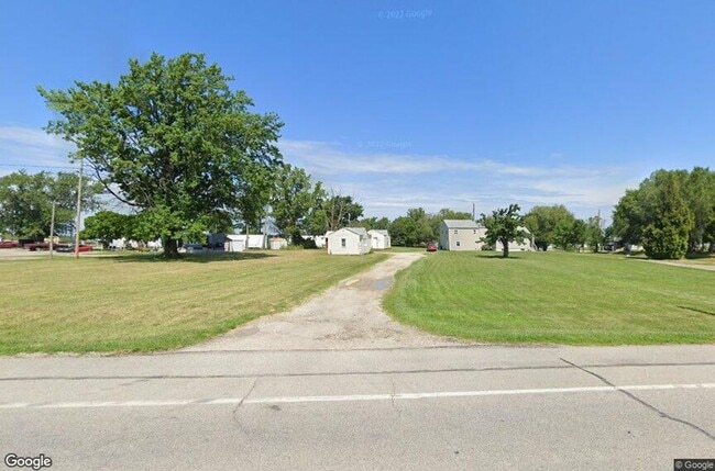 Primary Photo - Studio Cottage For Rent ON W Erie - Huge Y...