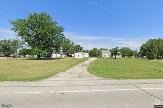 Building Photo - Studio Cottage For Rent ON W Erie - Huge Y...