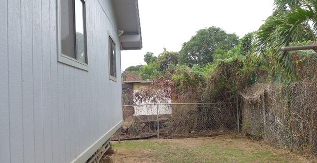 Building Photo - Three Bedroom Home