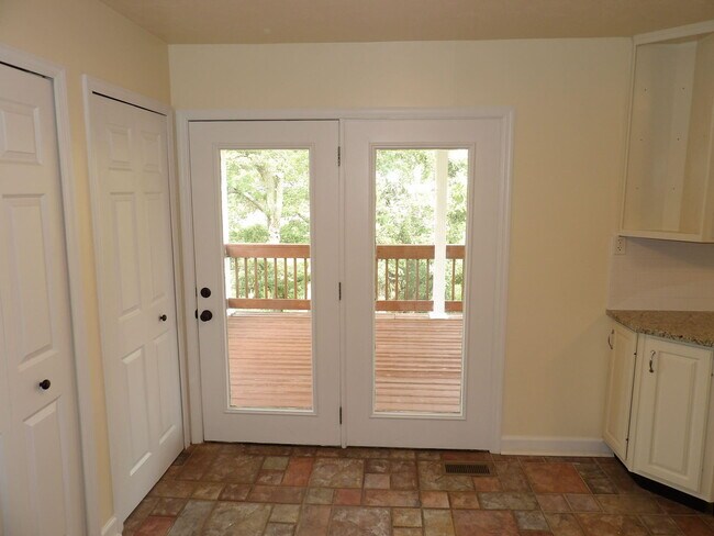 Building Photo - 102 Cedar Dr