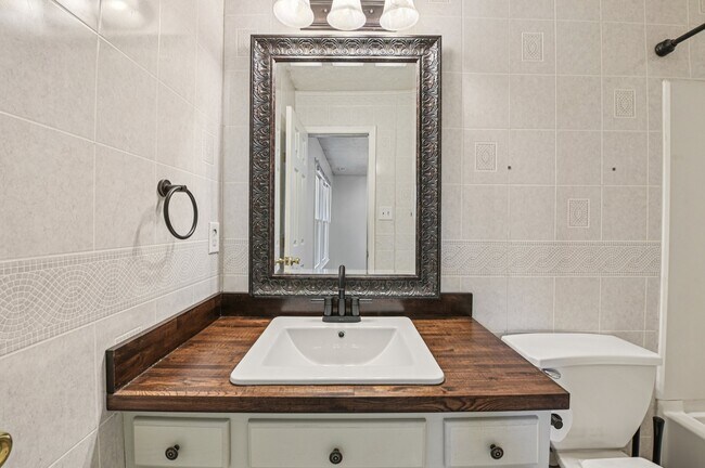 Building Photo - 2932 Chillingworth Dr