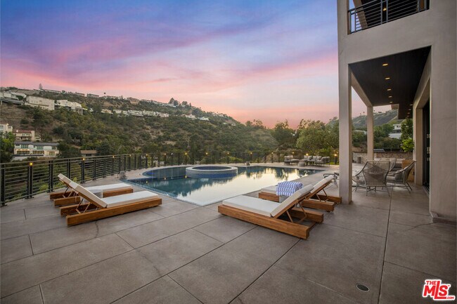 Building Photo - 2501 Zorada Dr