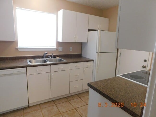 Building Photo - Spacious 4 bedroom 2 bath home in Camelot II