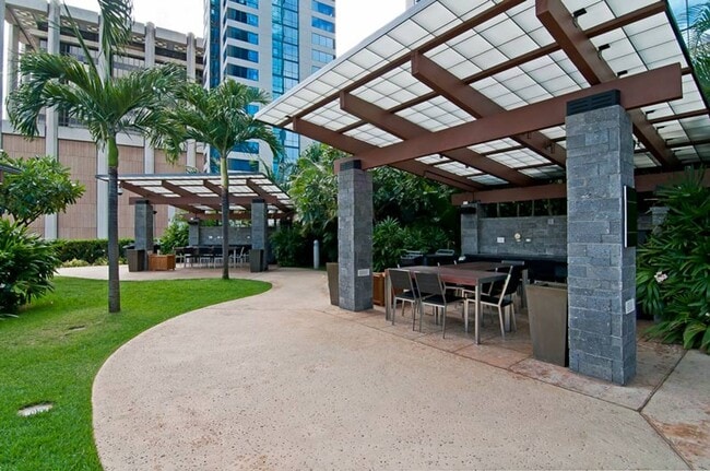 Building Photo - Luxurious Penthouse Living in Downtown Honolulu!