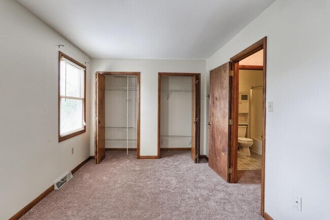 Building Photo - 32 Forest Cir