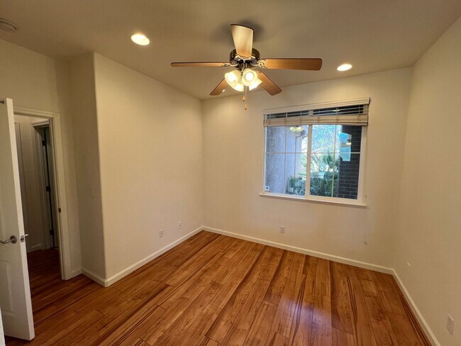 Building Photo - Gorgeous 3 bedroom plus office in Empire Ranch!