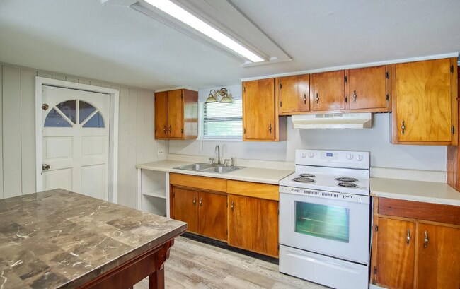 Building Photo - 9924 Sunset Dr