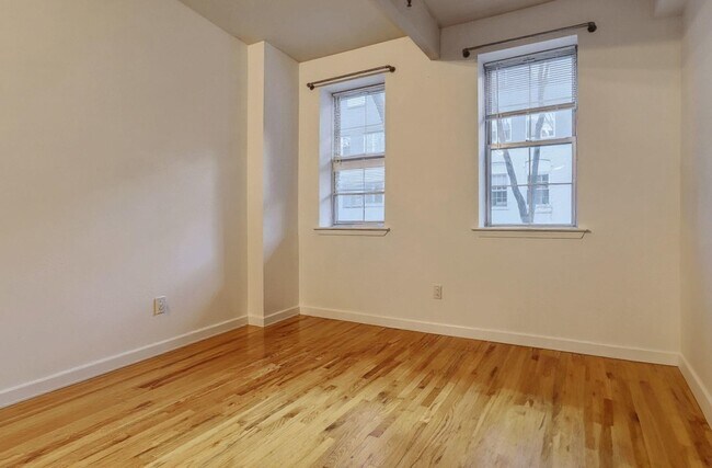 Building Photo - 1034 Clinton St