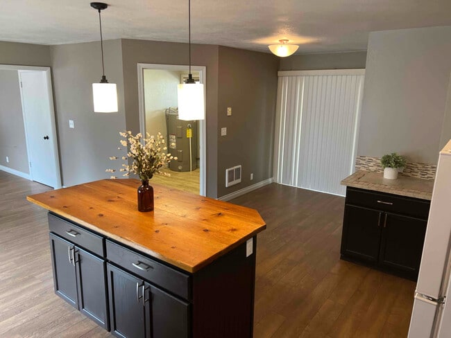 Building Photo - 748 S 7th St