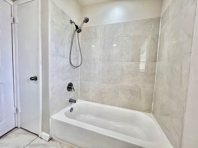 Building Photo - Live Comfortably in SE Cape Coral – Bright, Remodeled Home for Rent