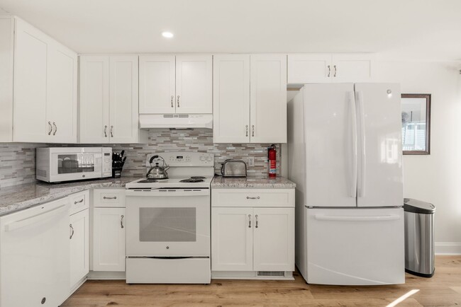 Building Photo - Lake Talquin - LAKEFRONT- Furnished 3 bedr...