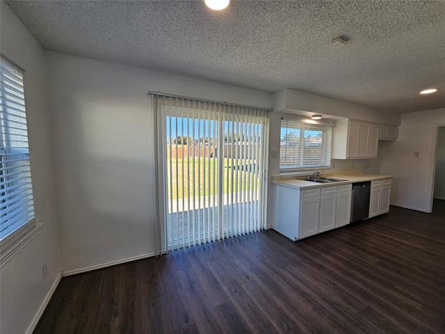 Building Photo - 2400 Meadow Creek Dr