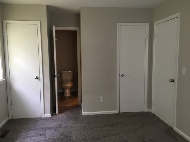 Building Photo - 501 Smokeridge~3 bedroom 2 bath~SPLIT LEVEL HOME. NO HOA. PRIVATE DRIVEWAY. CUL-DE-SAC LOCATION