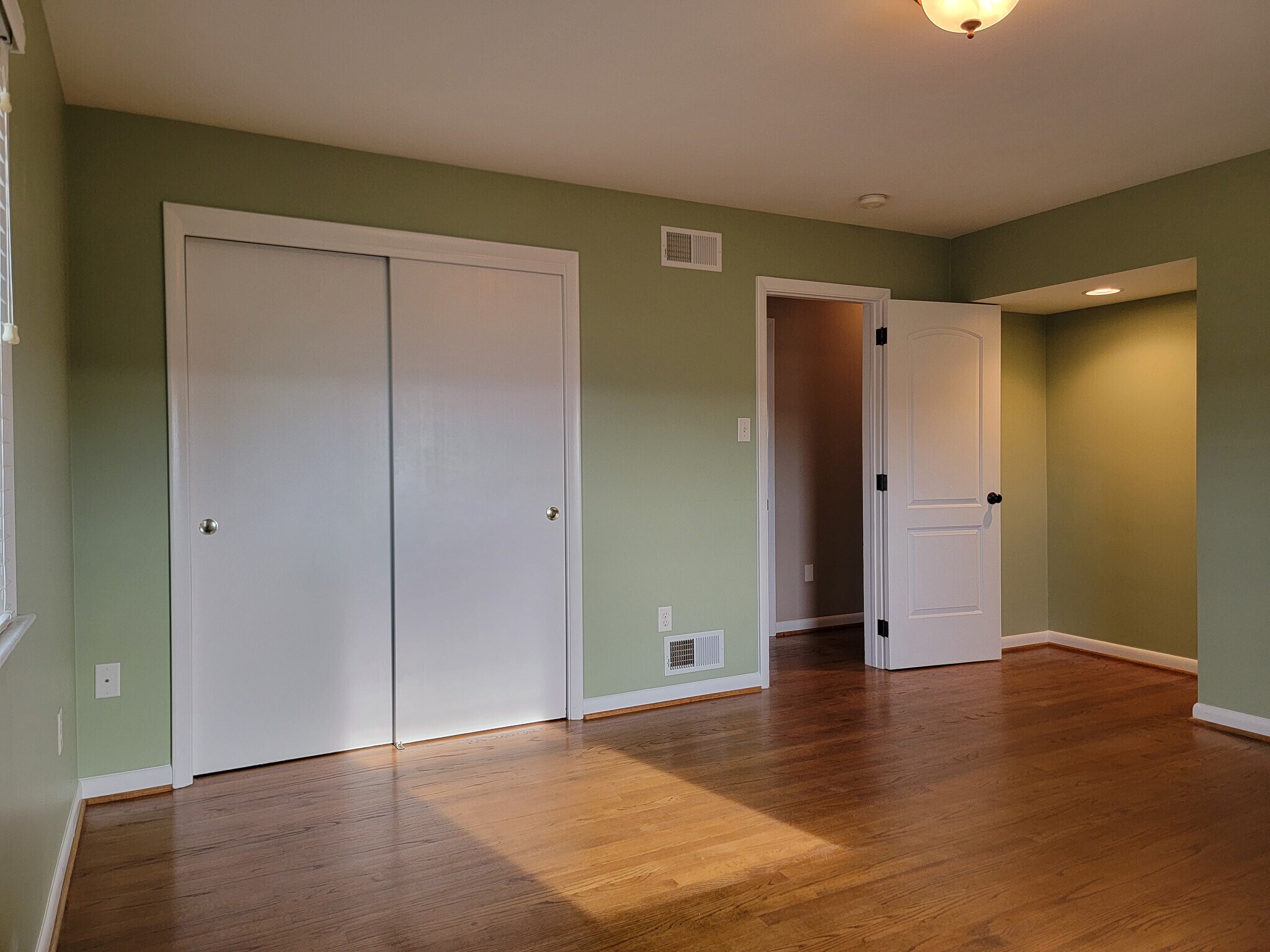 Building Photo - 502 W Newport Rd