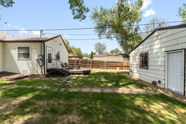 Building Photo - 3BD, 1BA Edgewater Home with Lard Back Yard and 2-Car Garage