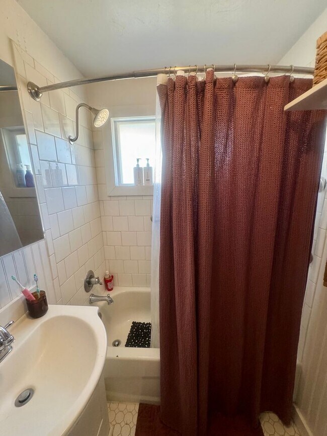 Building Photo - Charming 3 Bedroom in Knob Hill with views of Pikes Peak