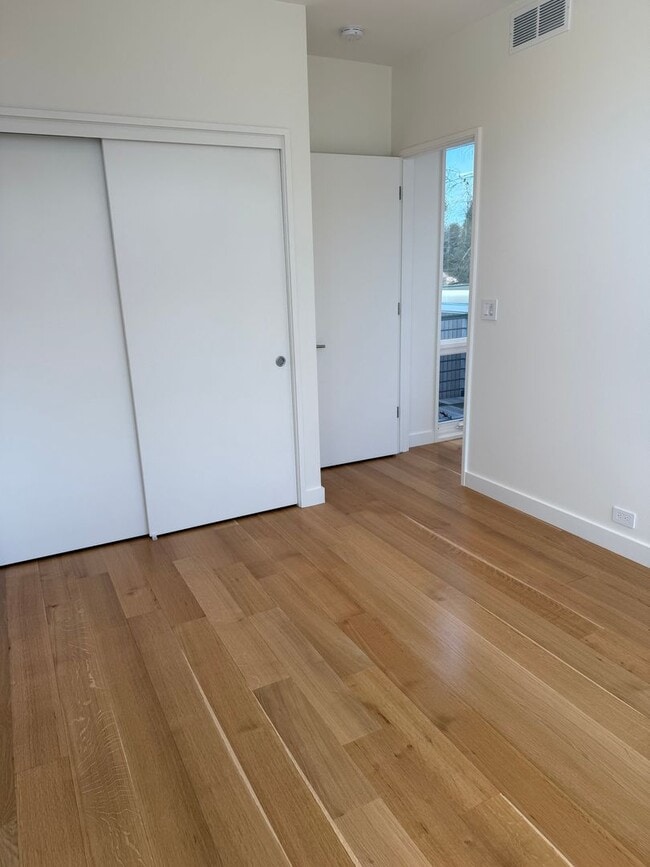 Building Photo - Silver Maple Stunning