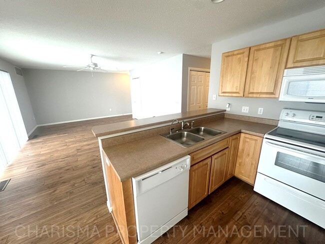 Building Photo - WALK IN LEVEL 2 BD, 1 BA CONDO WITH WOOD F...