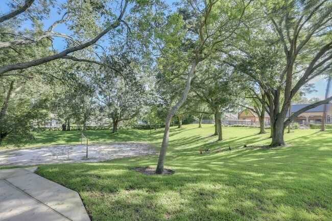 Building Photo - 385 Woodside Dr