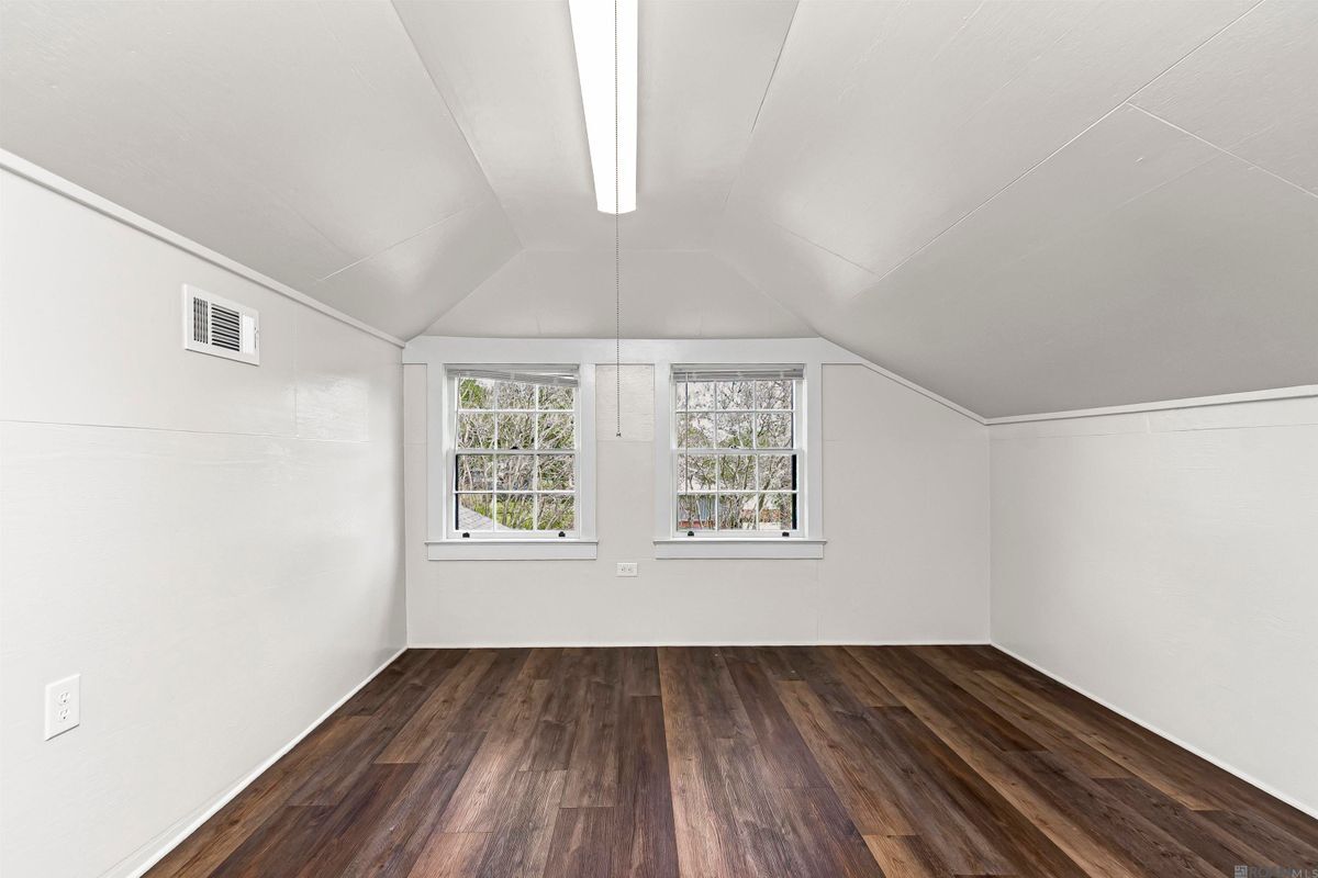 Building Photo - 222 E Sanders St