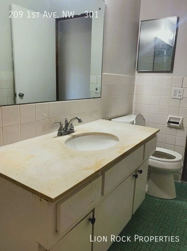 Building Photo - Your Modern Oasis in Osseo for $1,200/mont...
