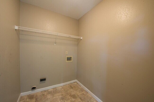 Building Photo - Gorgeous 4 BR 3 BA Town House Right By FSU and TCC!