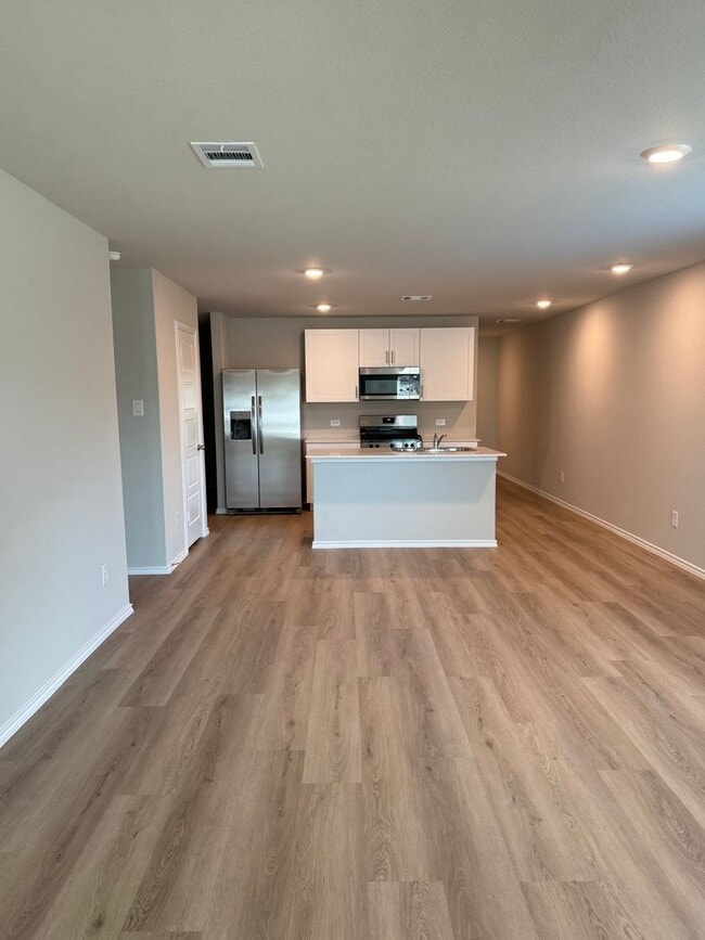 Building Photo - 320 Trail Ct