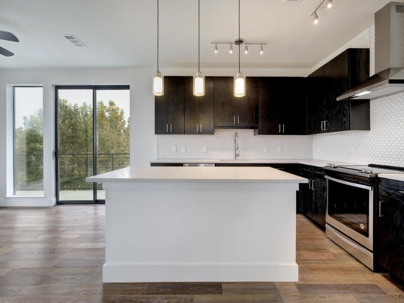 Building Photo - 1615 E 7th St