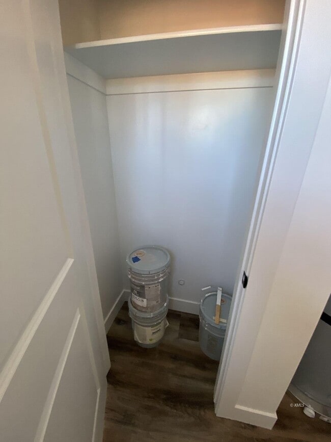 Building Photo - 742 W Vance Dr