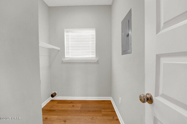 Building Photo - 408 Raven Ln