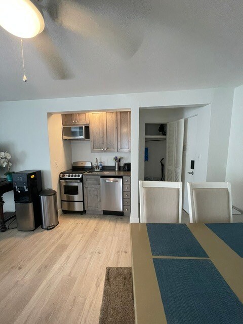 Building Photo - 1508 Dolphin St