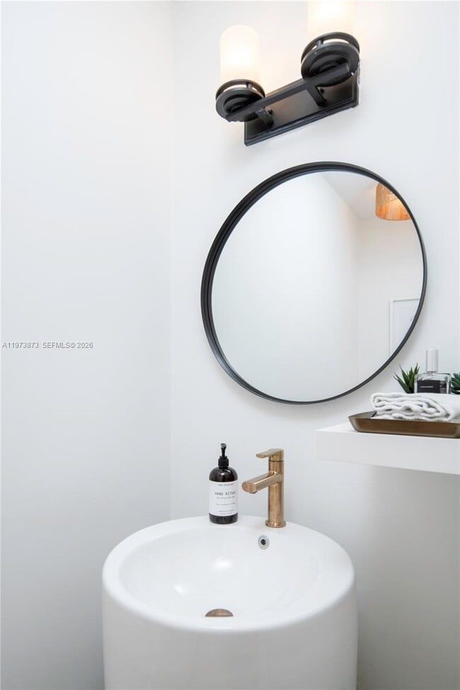 Building Photo - 576 Westree Ln