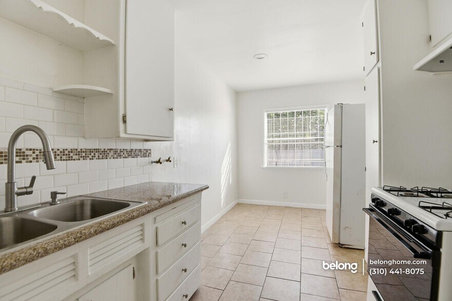 Building Photo - 1112 1/2 West 92nd Street