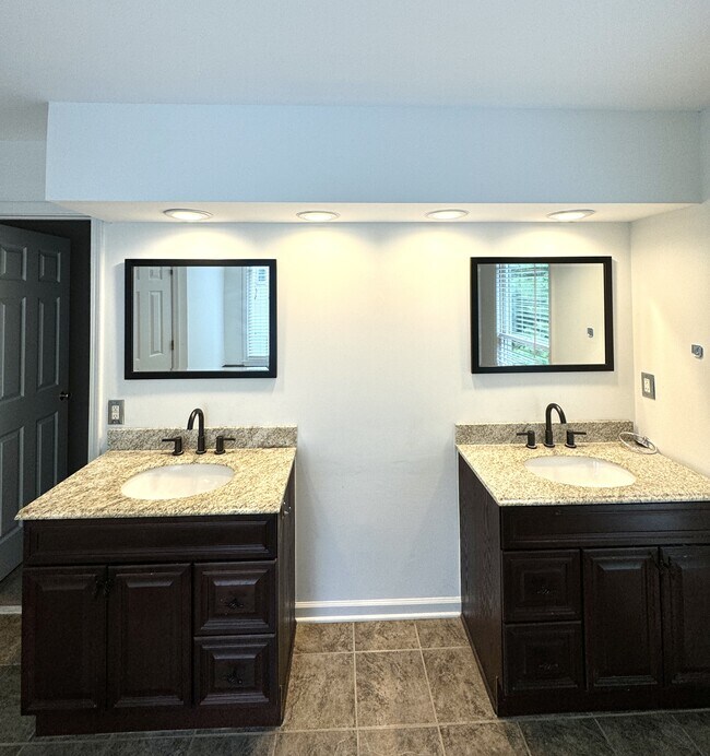 Building Photo - 125 Witheridge Dr