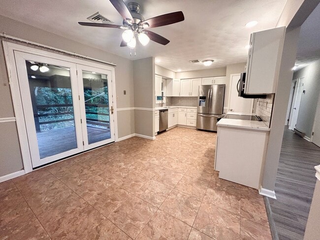 Building Photo - Spacious 4-Bedroom Home with Large Yard & Garage!