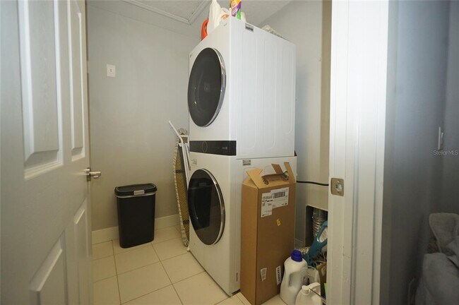 Building Photo - 8815 Royal Enclave Blvd
