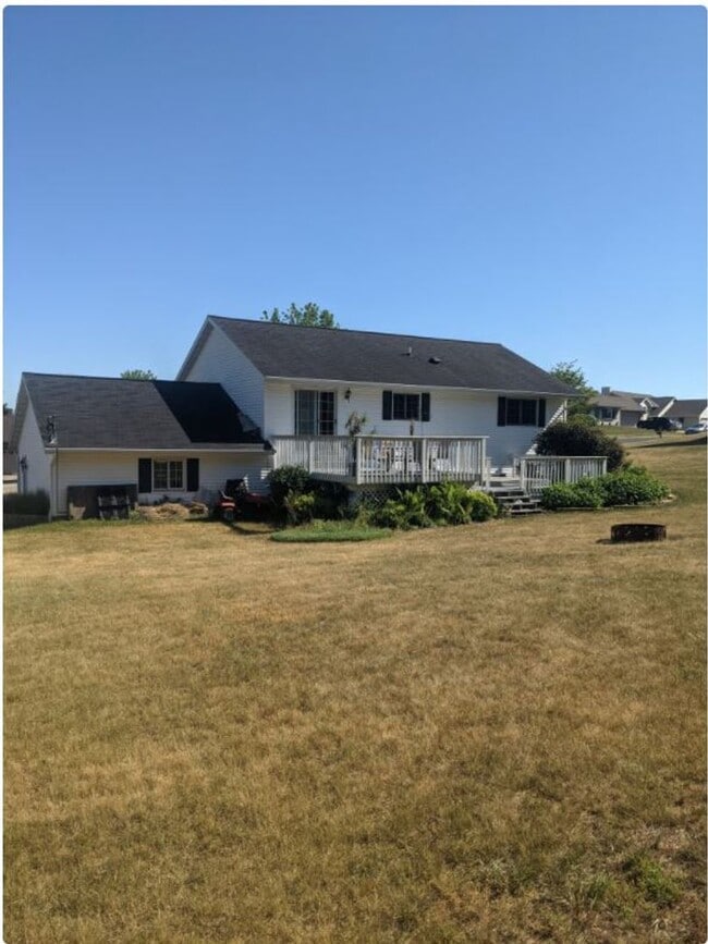 Building Photo - 4 BEDROOM - 2 BATH HOME