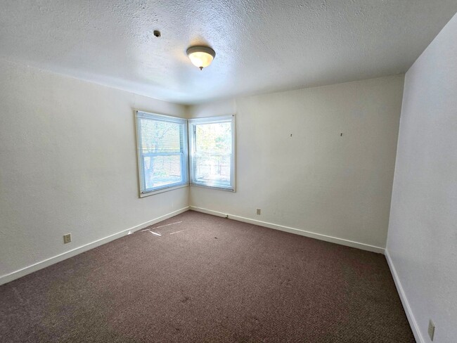 Building Photo - Upstairs apartment in downtown Santa Rosa!