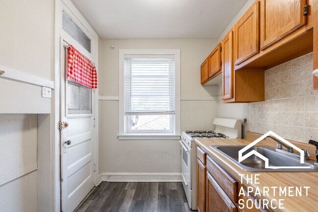 Primary Photo - 4220 N Clark St