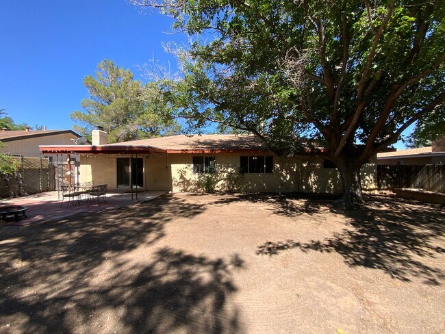 Building Photo - 3 Bedroom Single Story Home Near Juan Tabo...