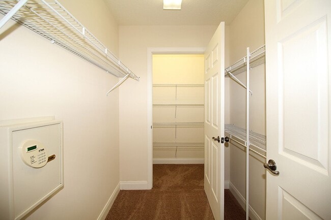 Building Photo - Luxury End Unit 3/2 Condo in Reunion