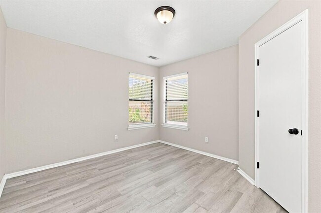 Building Photo - 4004 Night Hawk Dr