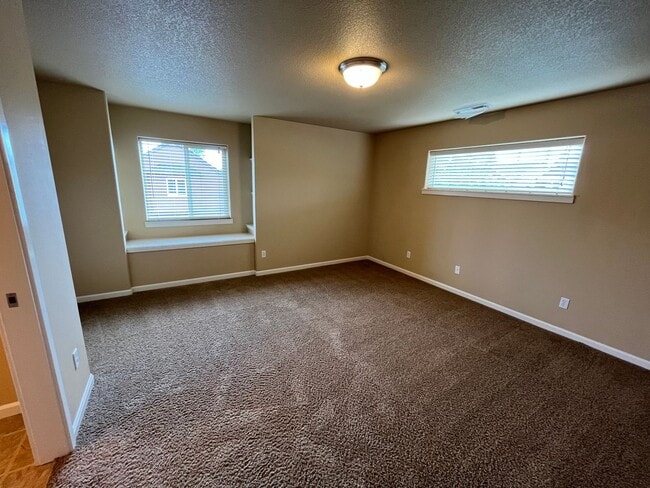 Building Photo - Spacious SE Bend 3 Bed/2.5 Bath on Corner ...