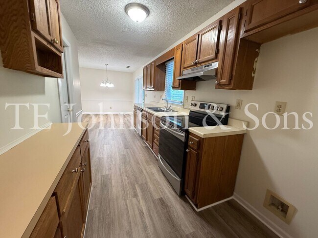 Building Photo - Charming 3-Bedroom Home with Spacious Yard...