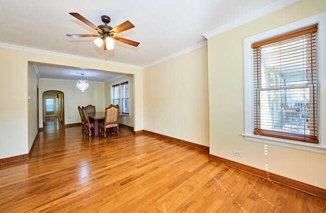 Building Photo - 3222 W Warner Ave